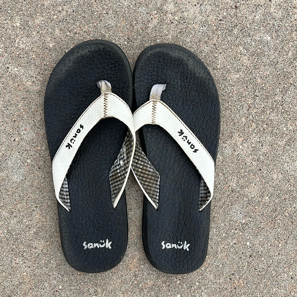 Sanuk size 7 flip flops with white leather strap